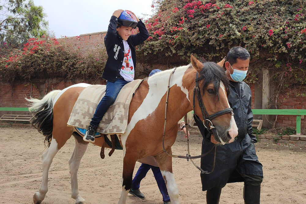 Sobre el caballo con las manos sobre la cabeza