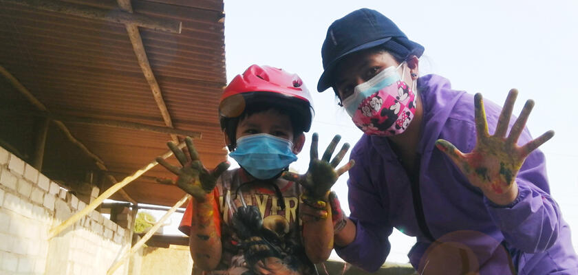 Licenciada con paciente mostrando manos pintadas