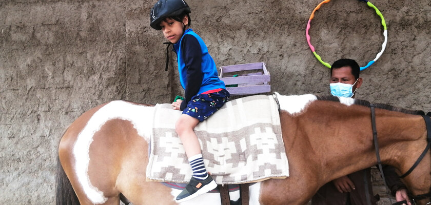 Paciente sobre el caballo mirando